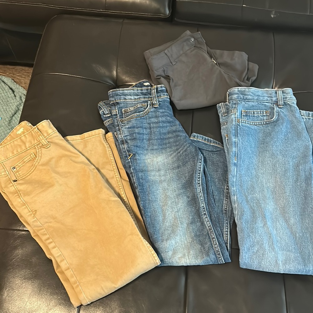 Bundle of 4 Cat and Jack boys bottoms. Please see size info